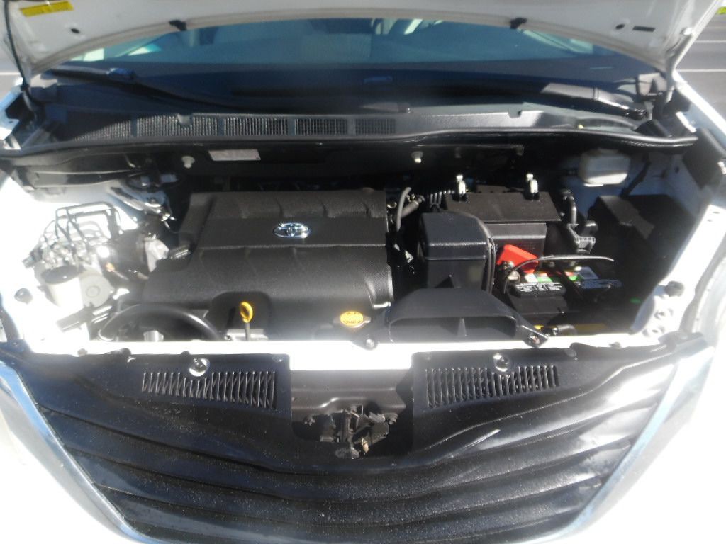2012 Toyota Sienna Image 21
