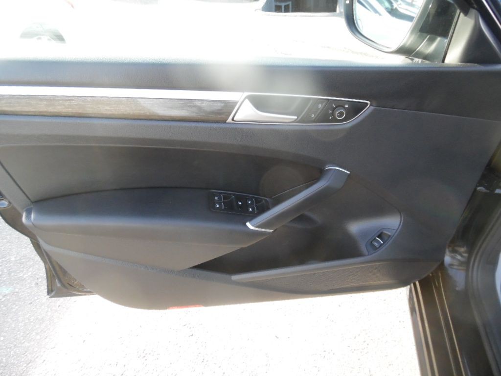 2016 Volkswagen Passat Image 8