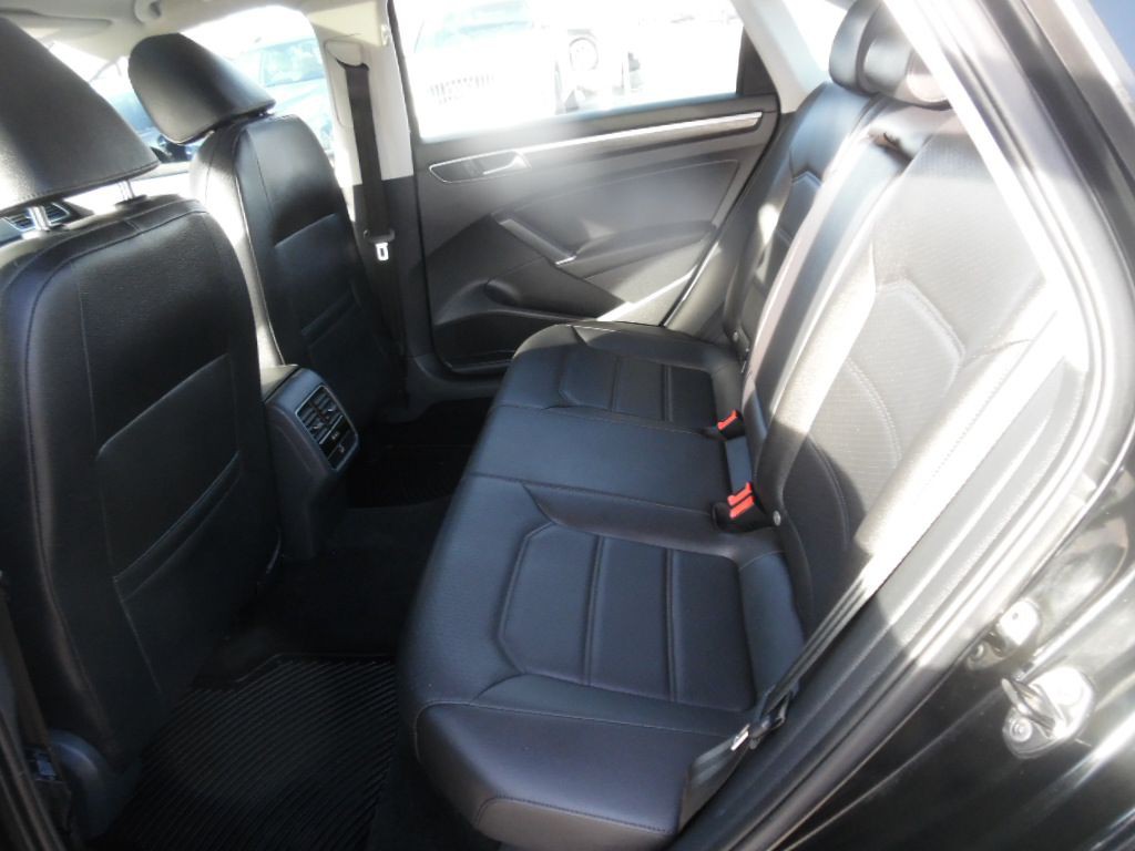 2016 Volkswagen Passat Image 9
