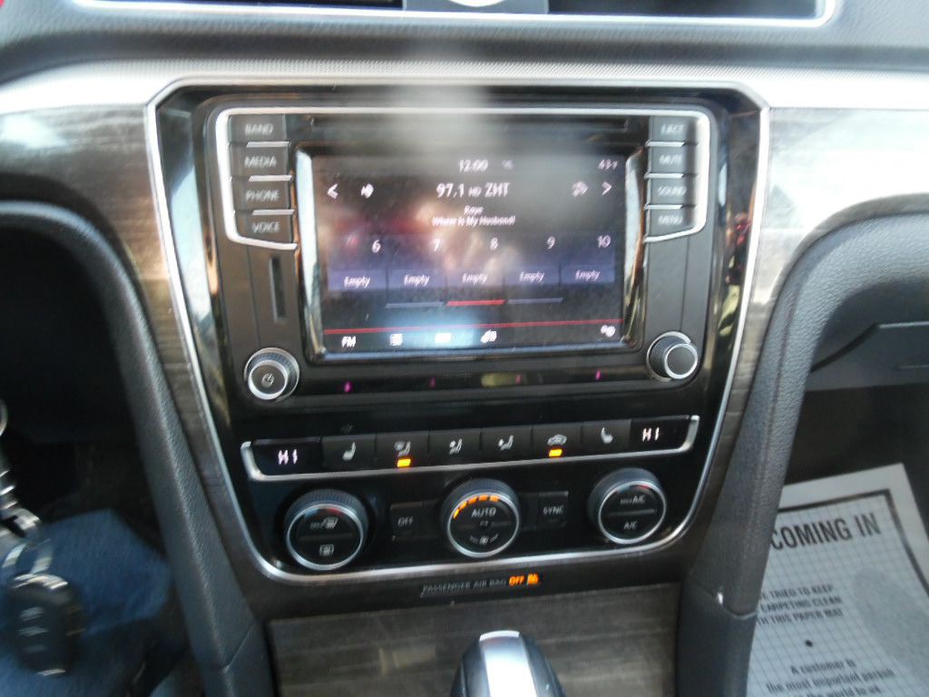 2016 Volkswagen Passat Image 17