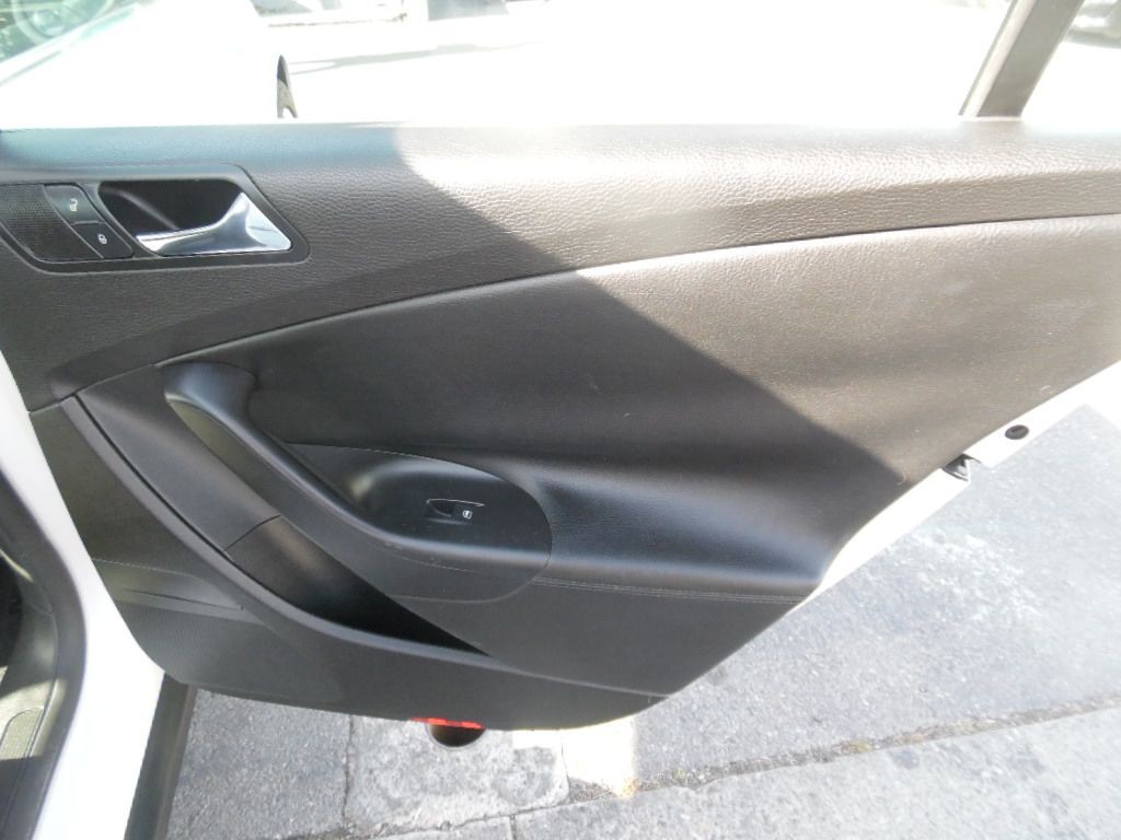 2007 Volkswagen Passat Image 15