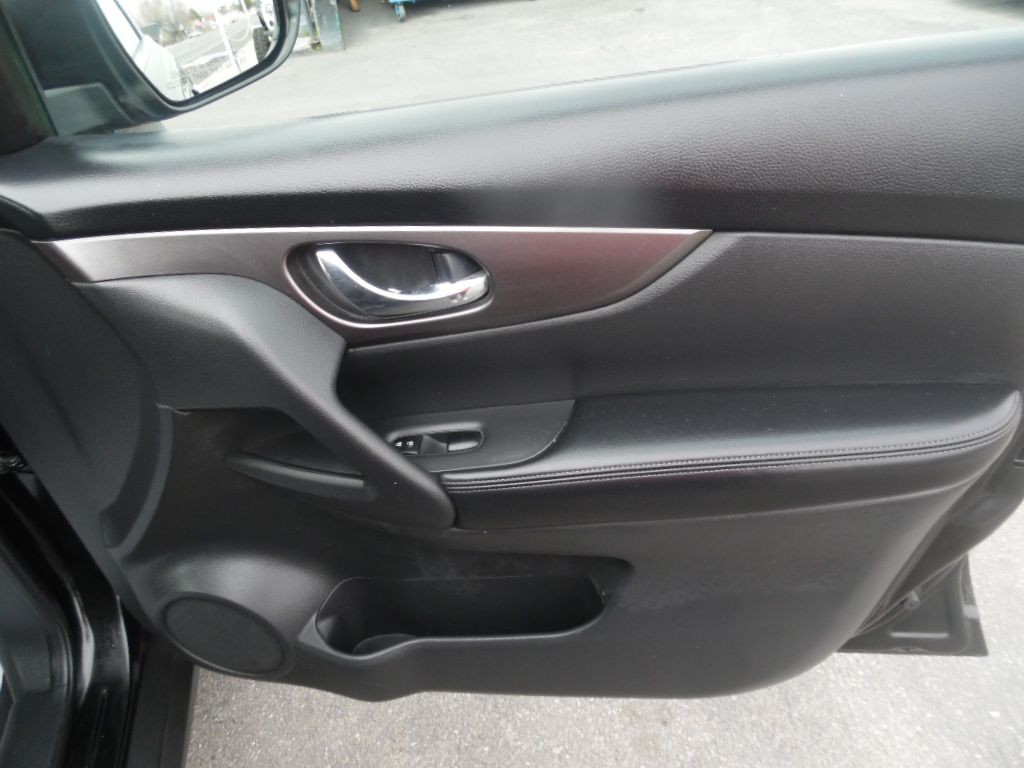 2016 Nissan Rogue Image 13