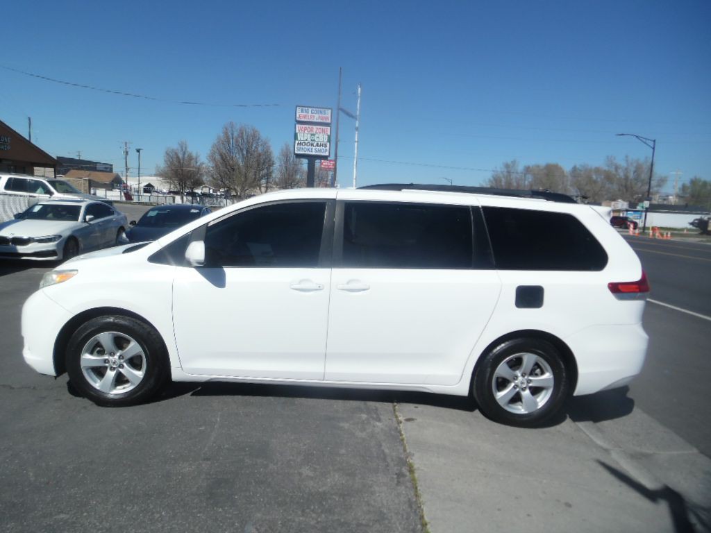 2011 Toyota Sienna Image 2