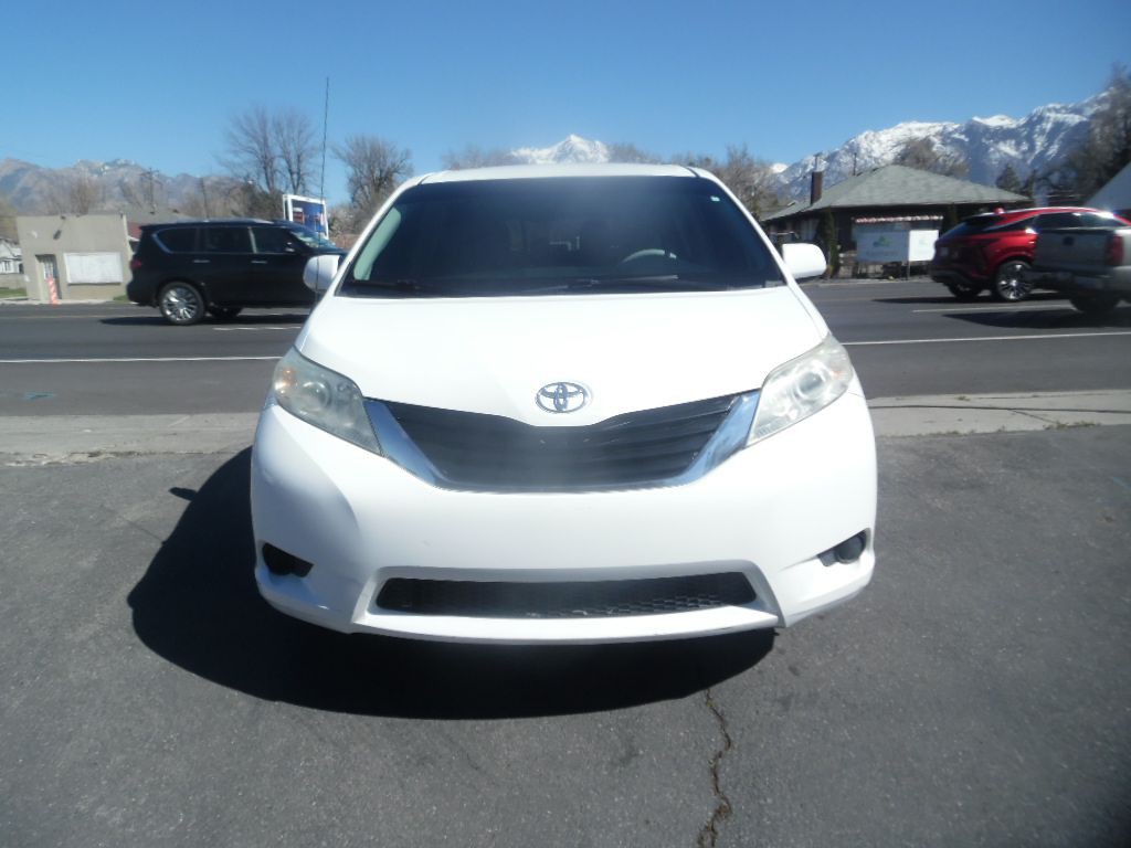 2011 Toyota Sienna Image 3