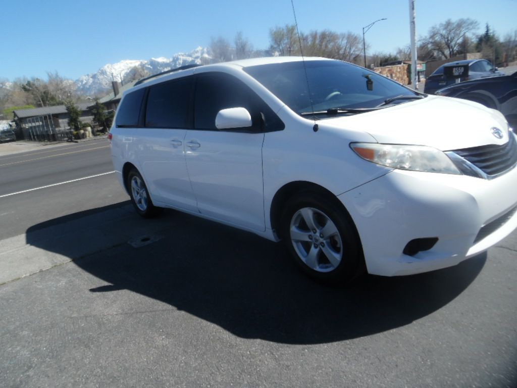 2011 Toyota Sienna Image 4