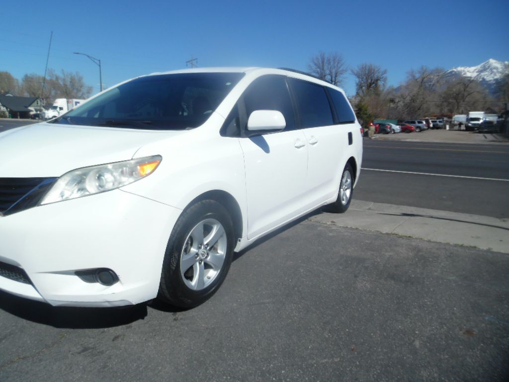 2011 Toyota Sienna Image 5