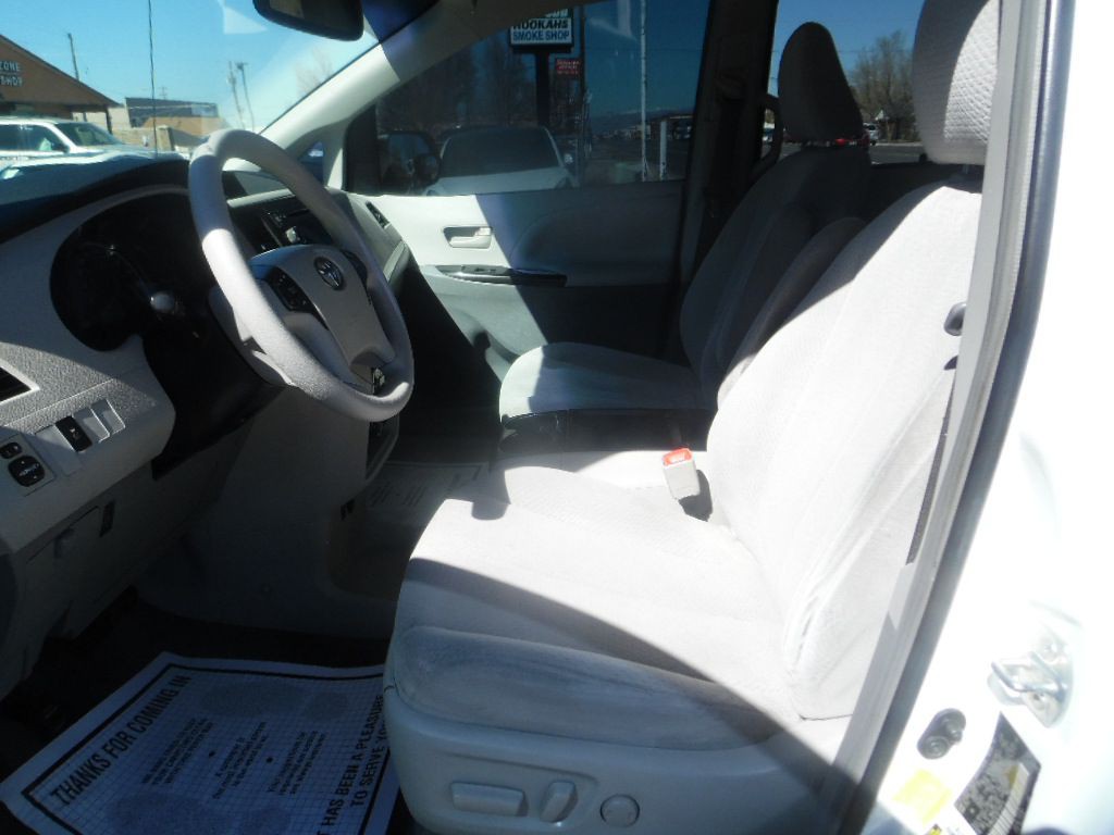 2011 Toyota Sienna Image 7