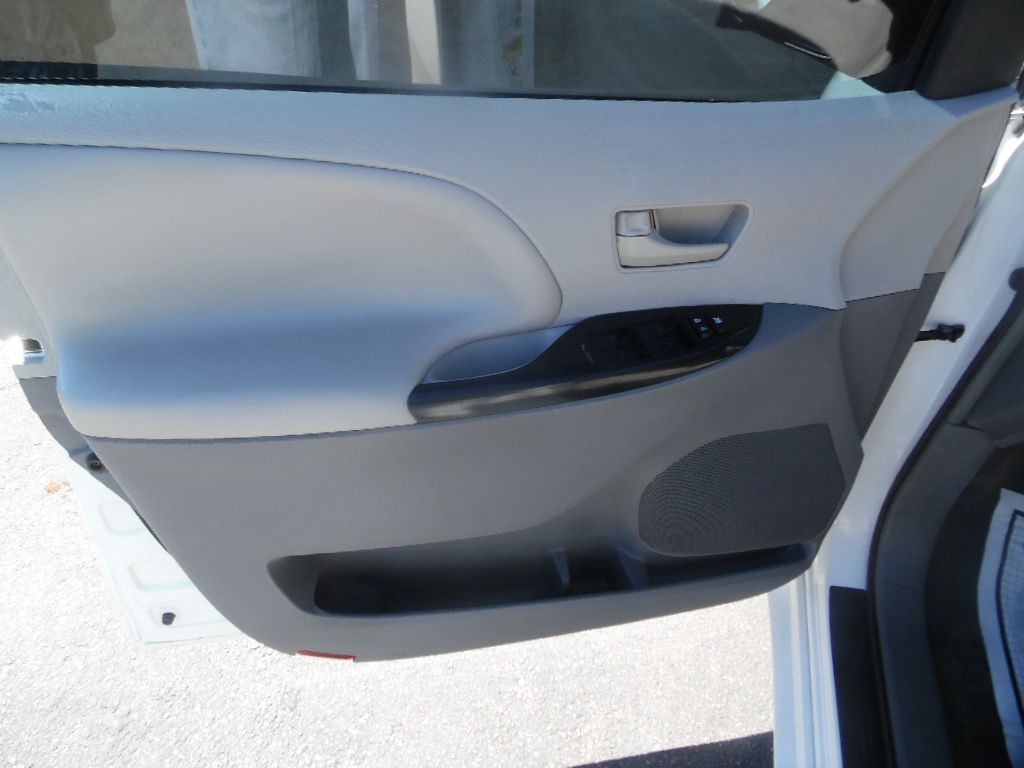 2011 Toyota Sienna Image 8