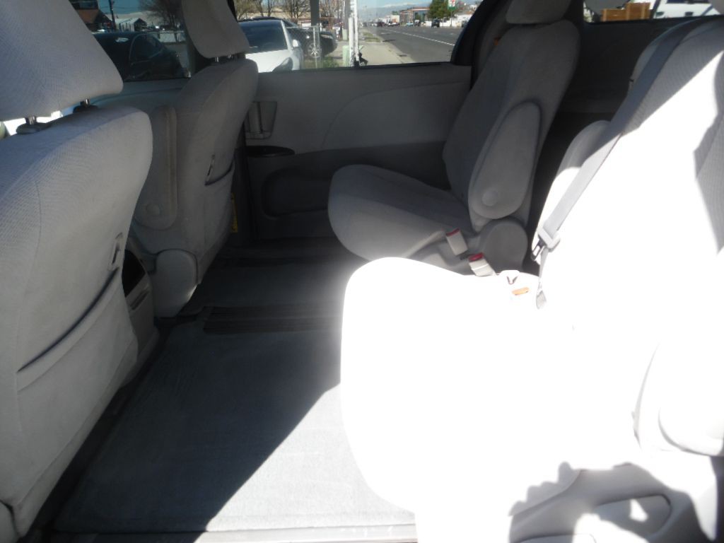 2011 Toyota Sienna Image 9