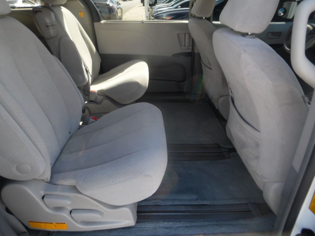 2011 Toyota Sienna Image 10