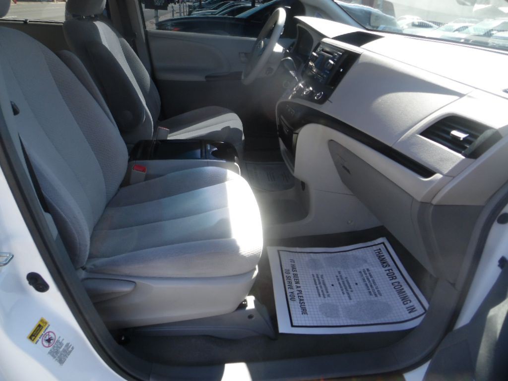 2011 Toyota Sienna Image 11