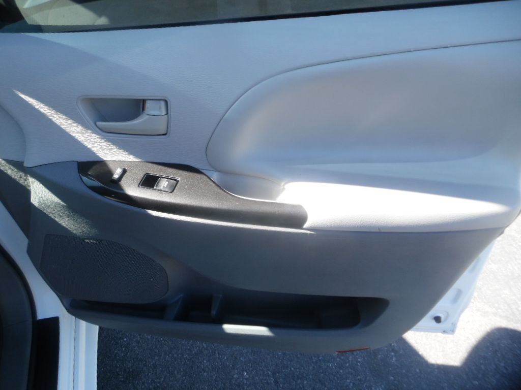 2011 Toyota Sienna Image 12