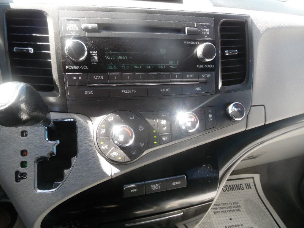 2011 Toyota Sienna Image 14