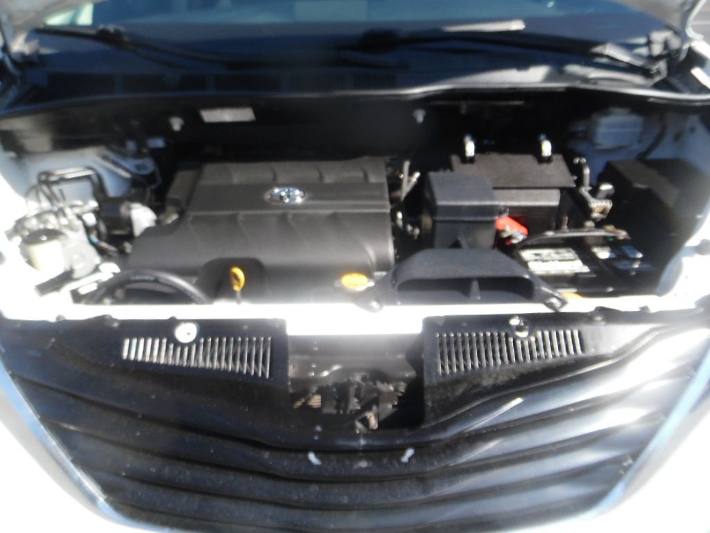 2011 Toyota Sienna Image 17