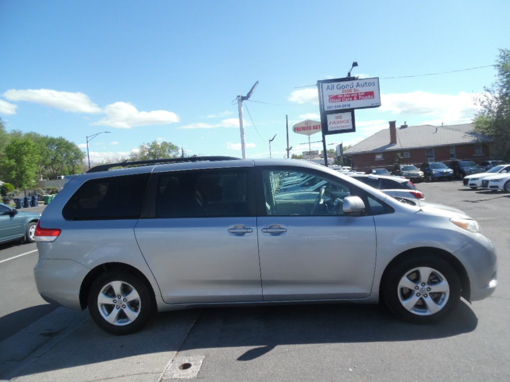 2011 Toyota Sienna Image 1