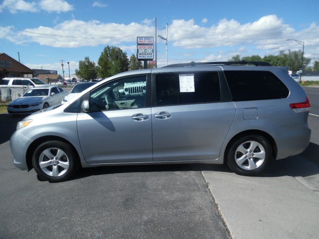 2011 Toyota Sienna Image 2