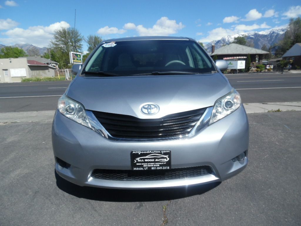 2011 Toyota Sienna Image 3
