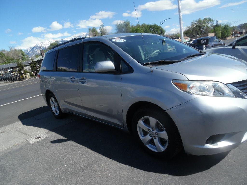 2011 Toyota Sienna Image 4