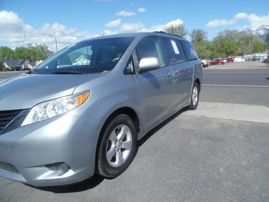 2011 Toyota Sienna Image 5