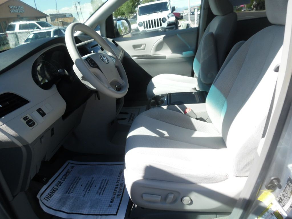 2011 Toyota Sienna Image 7