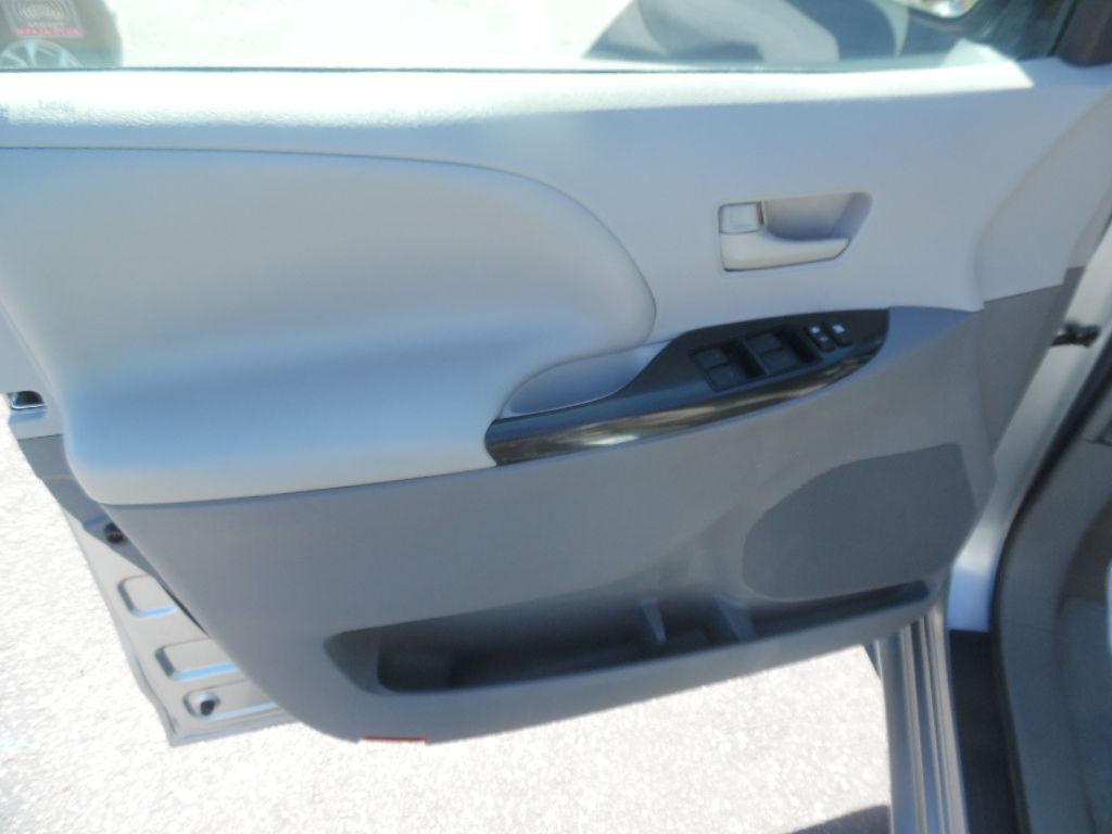 2011 Toyota Sienna Image 8