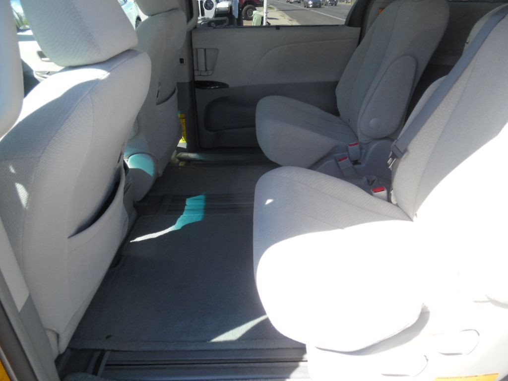 2011 Toyota Sienna Image 9