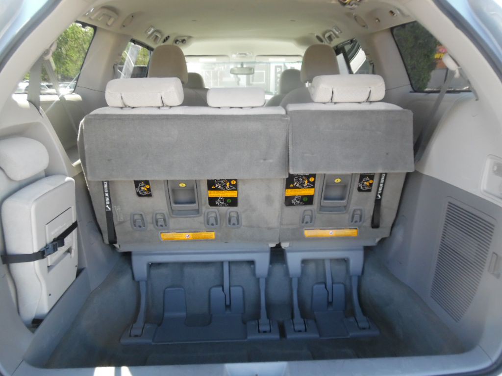 2011 Toyota Sienna Image 10