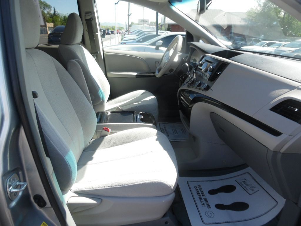 2011 Toyota Sienna Image 11