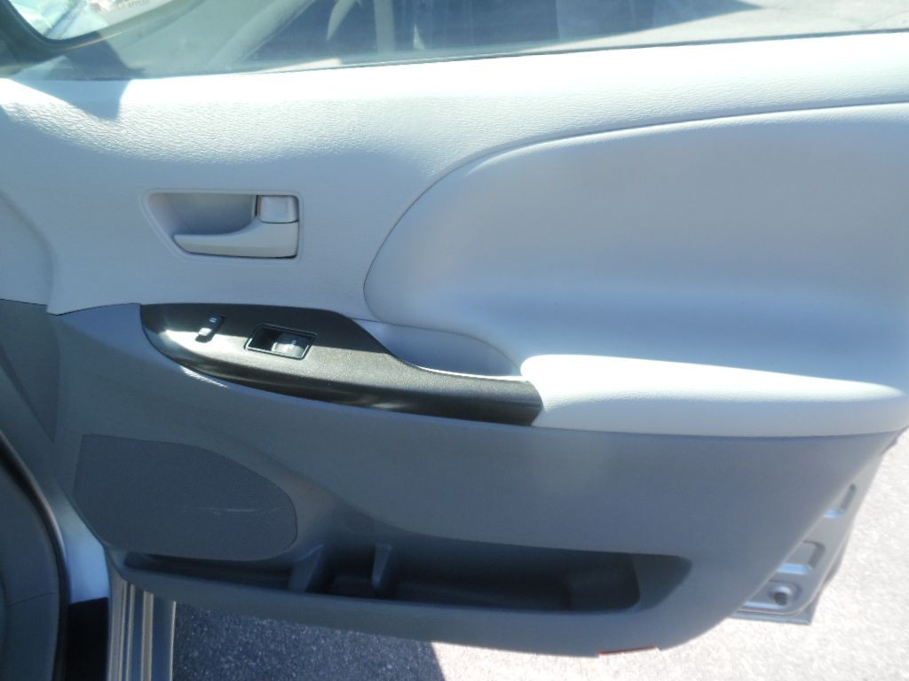 2011 Toyota Sienna Image 12
