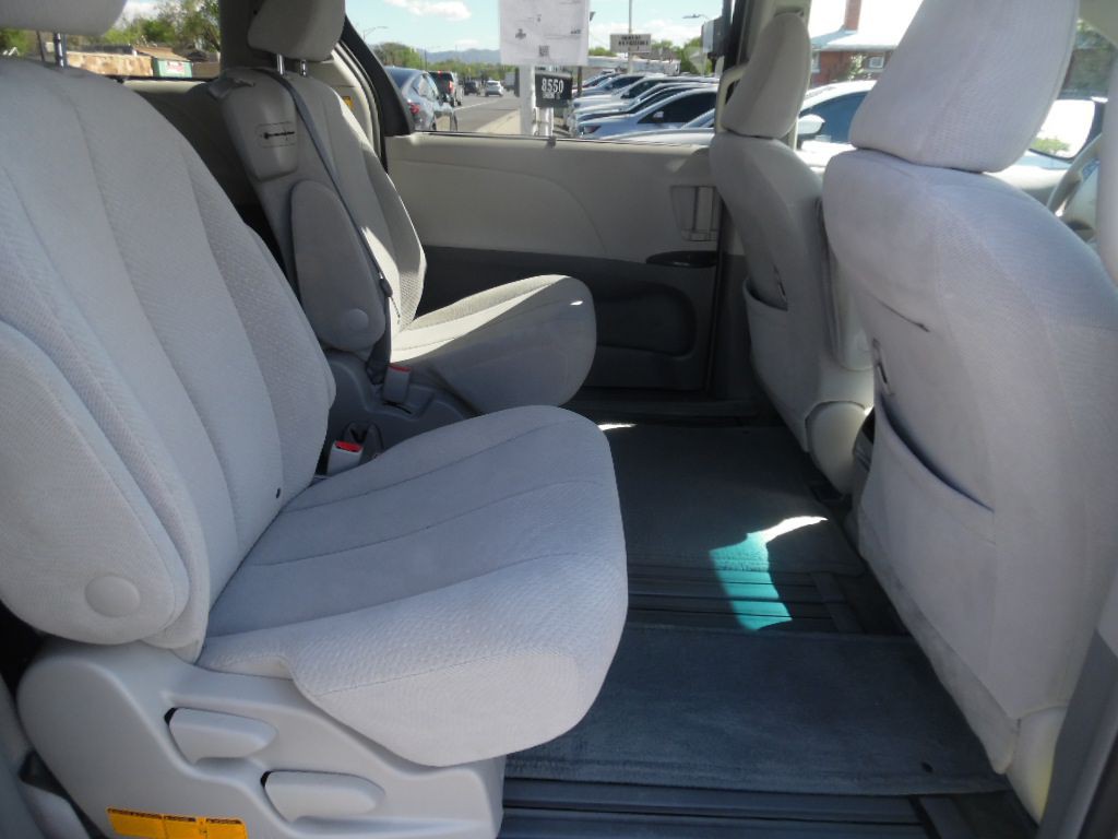 2011 Toyota Sienna Image 13