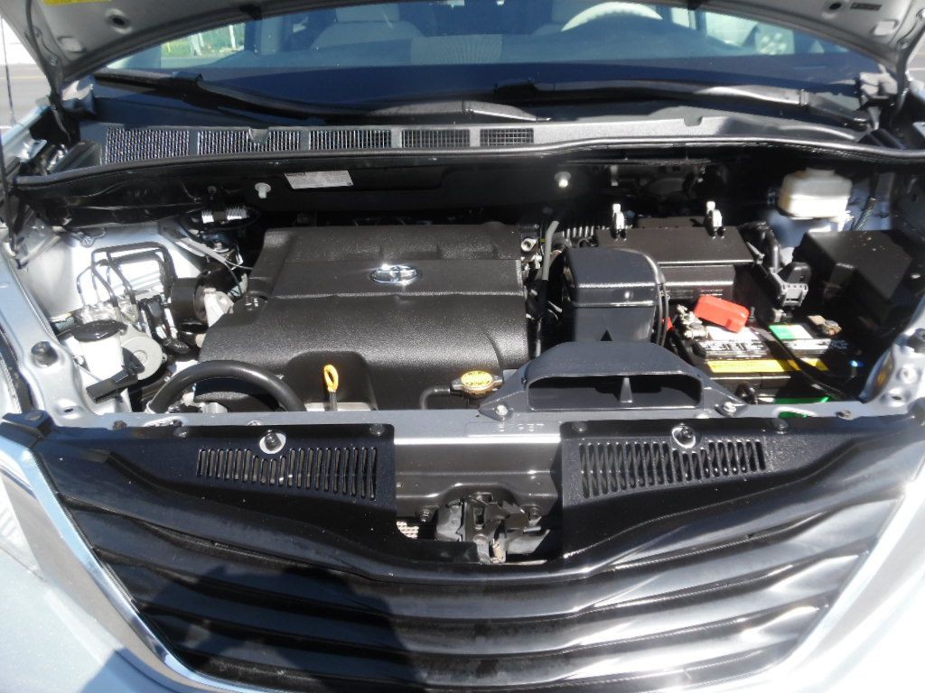 2011 Toyota Sienna Image 19