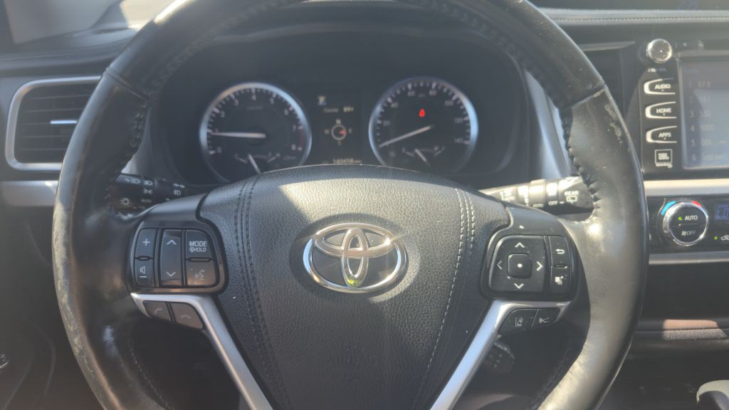 2017 Toyota Highlander Image 17