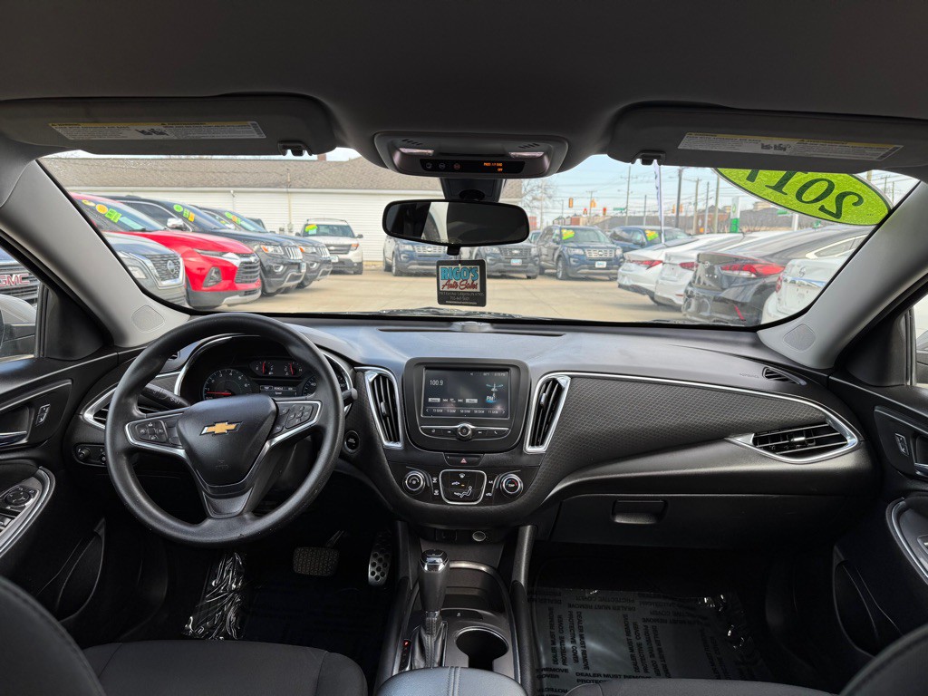 2017 Chevrolet Malibu Image 2