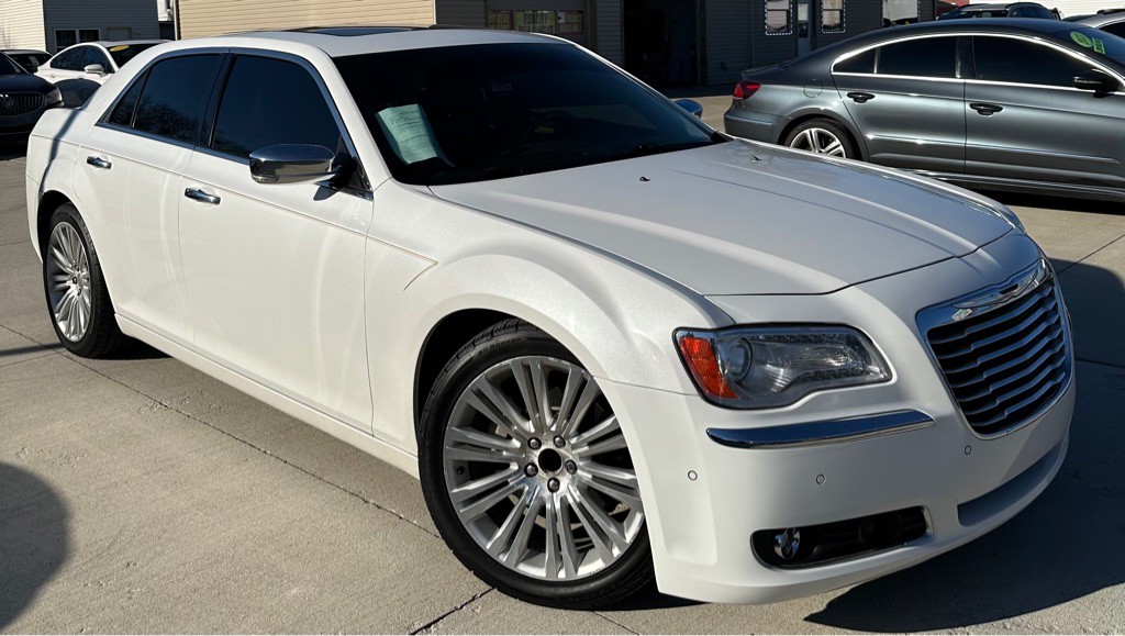 2013 Chrysler 300 Image 1