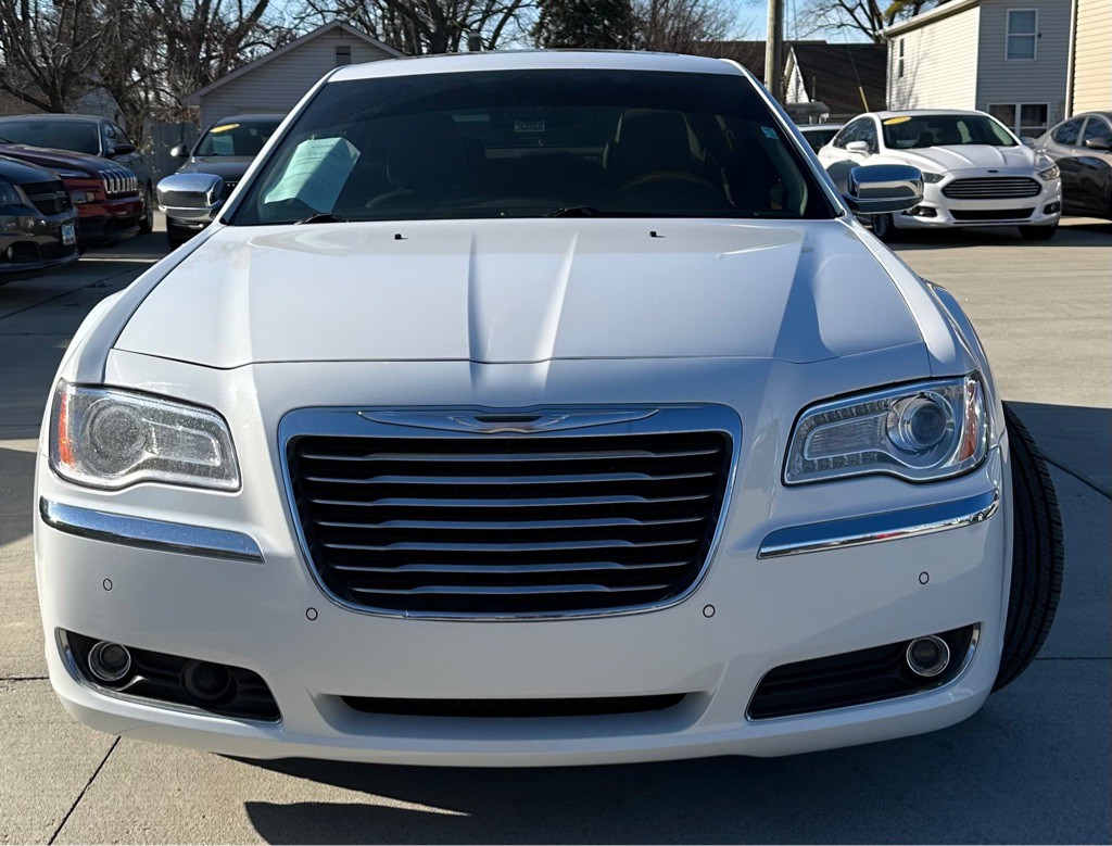 2013 Chrysler 300 Image 2