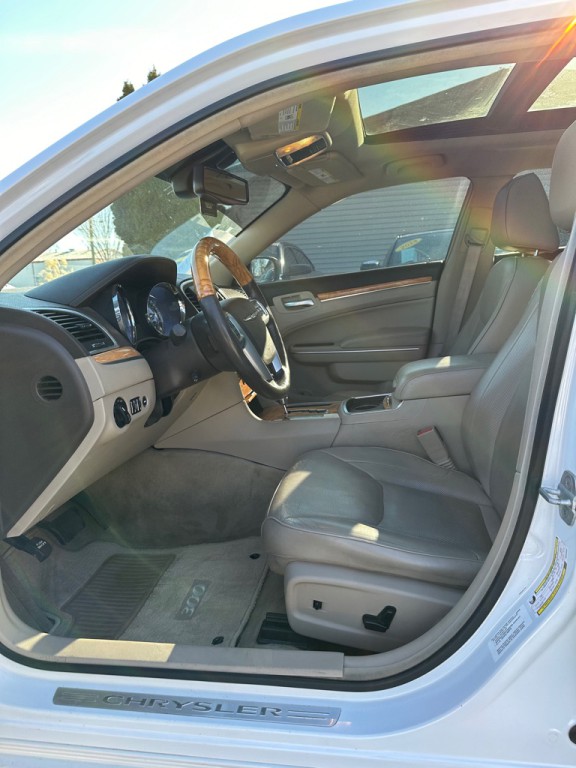 2013 Chrysler 300 Image 7