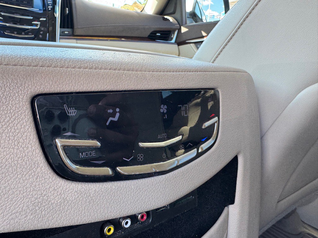 2015 Cadillac Escalade Image 9