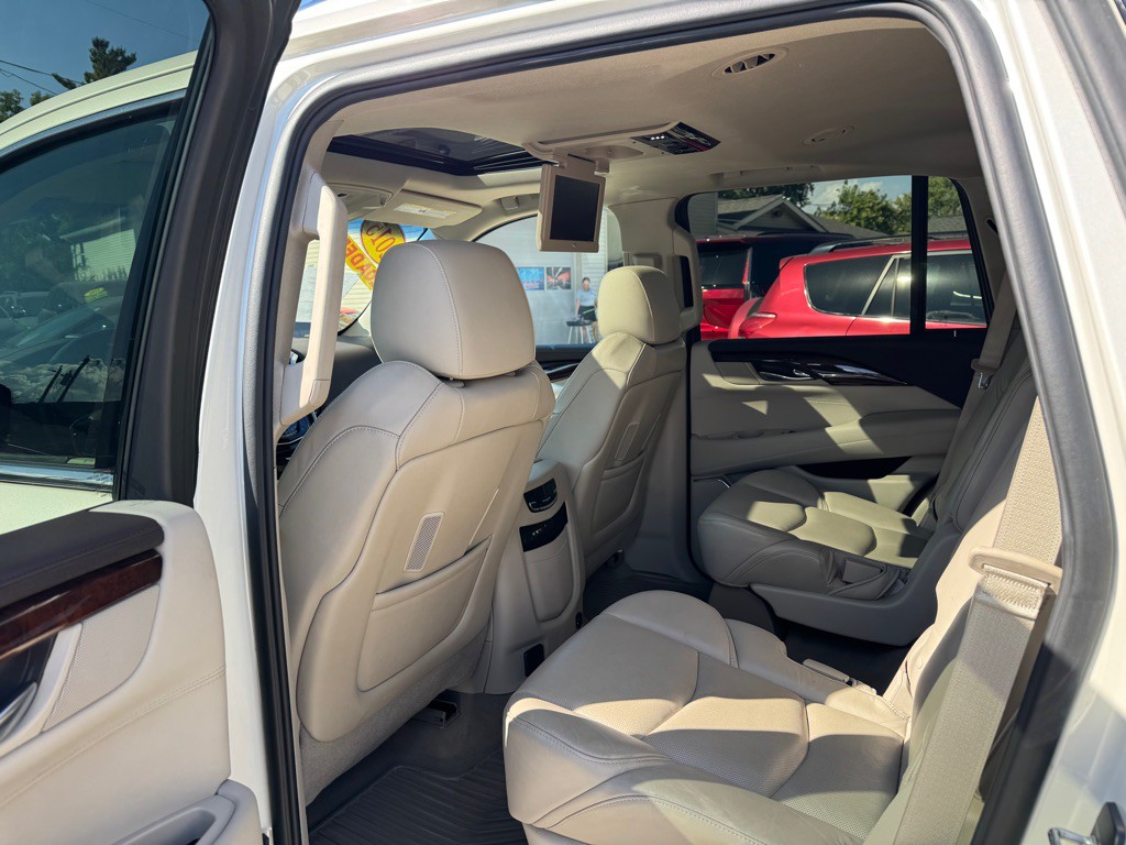2015 Cadillac Escalade Image 11