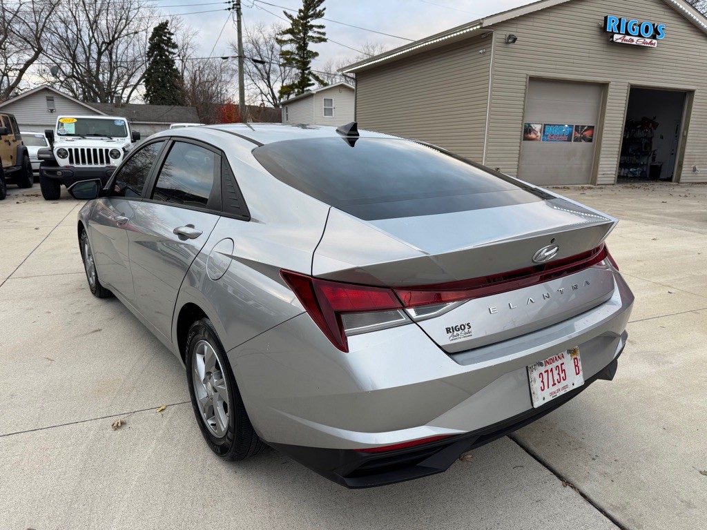 2023 Hyundai Elantra Image 3