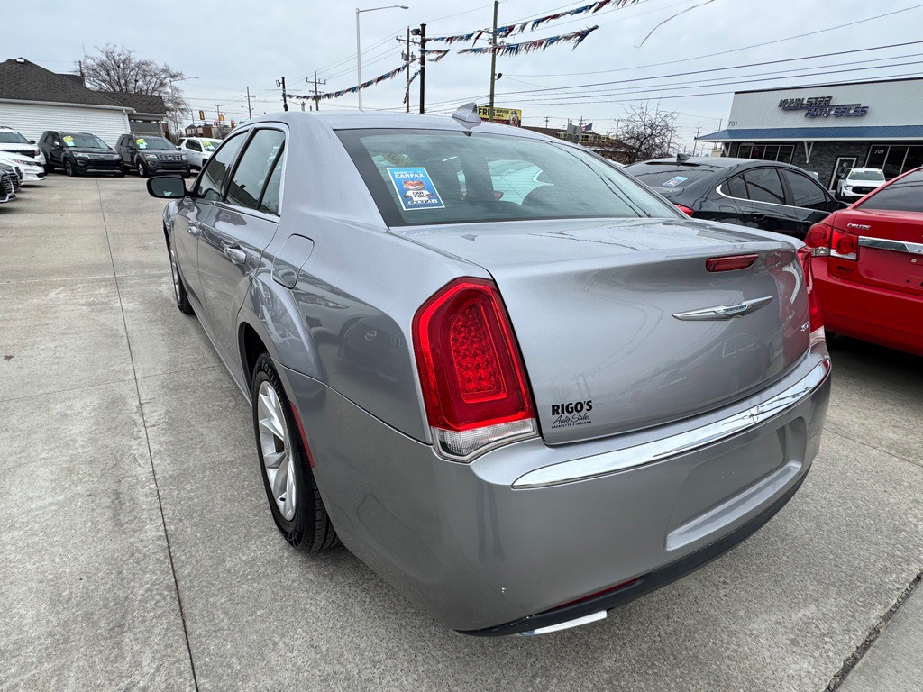 2015 Chrysler 300 Image 9