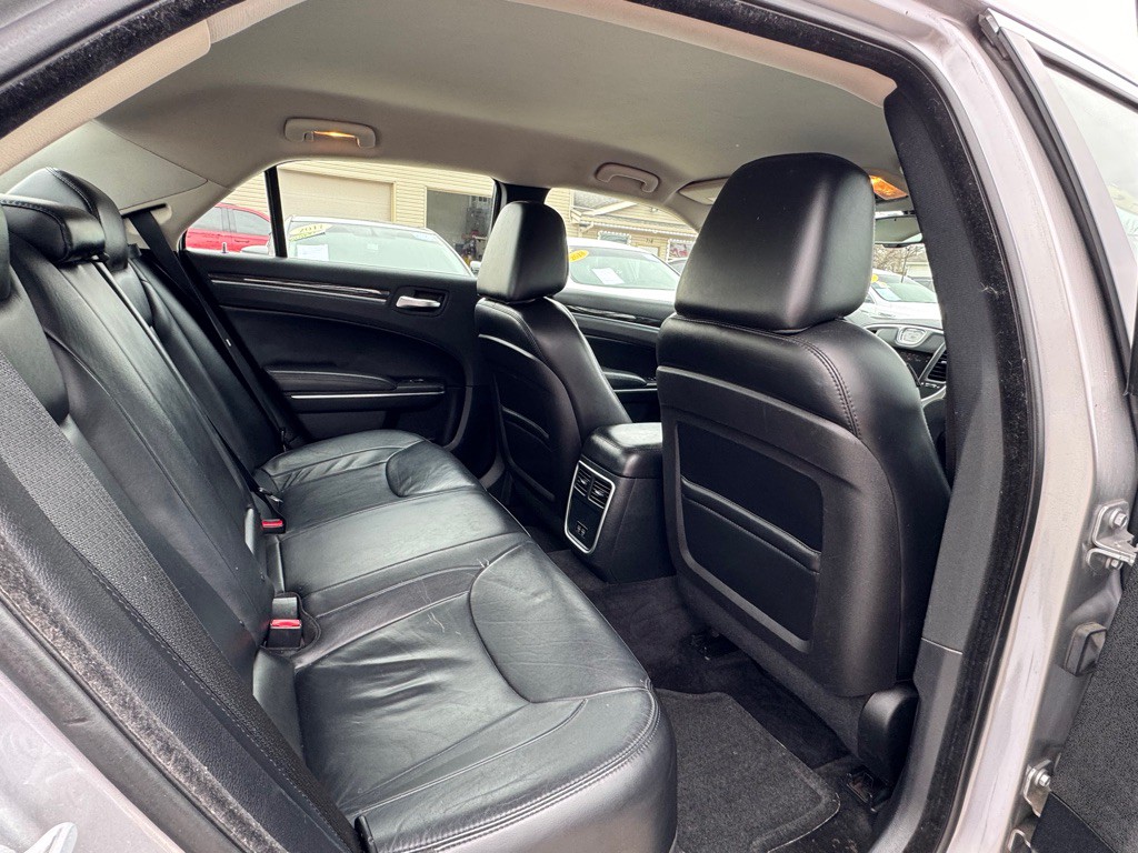 2015 Chrysler 300 Image 11