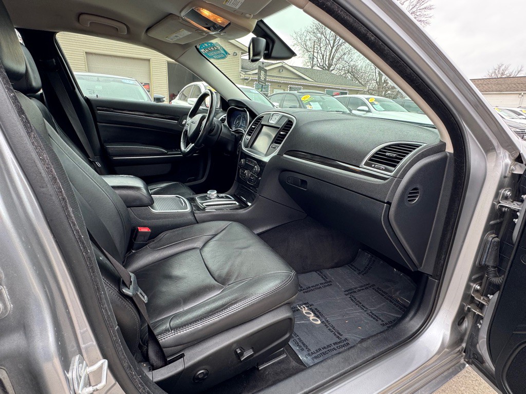 2015 Chrysler 300 Image 12