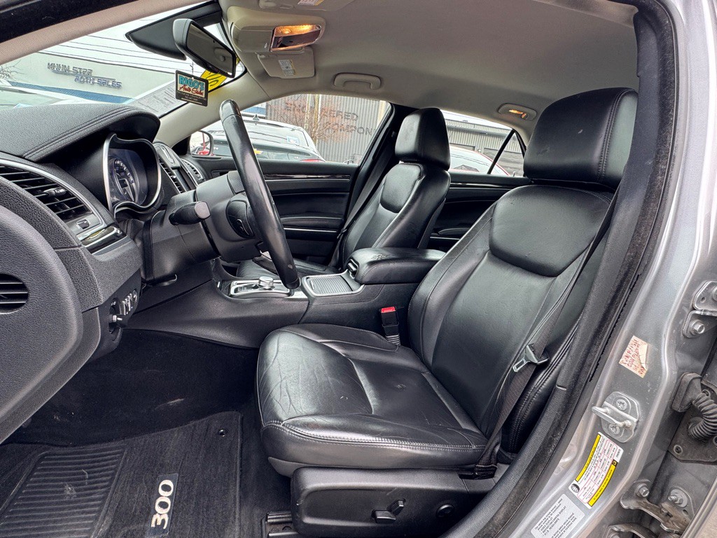 2015 Chrysler 300 Image 13