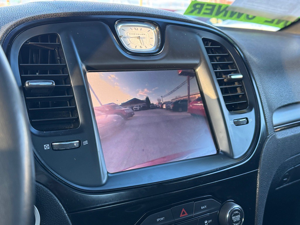 2015 Chrysler 300 Image 8