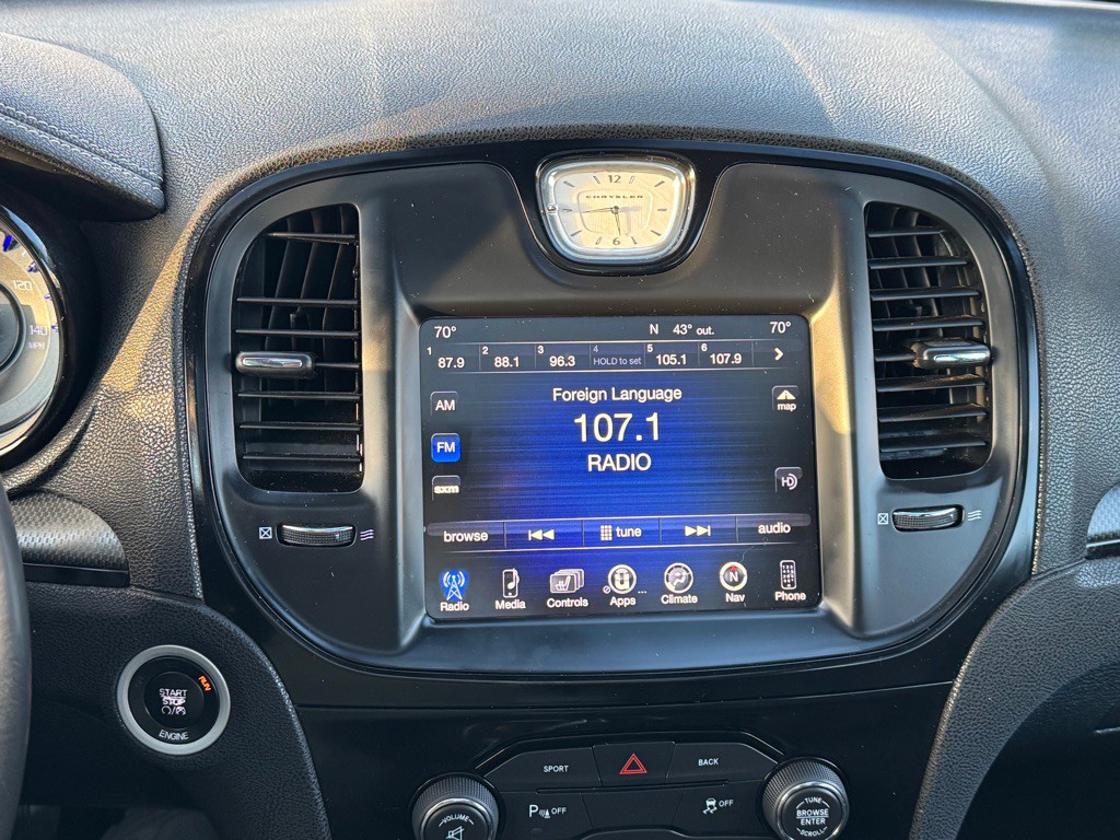 2015 Chrysler 300 Image 9