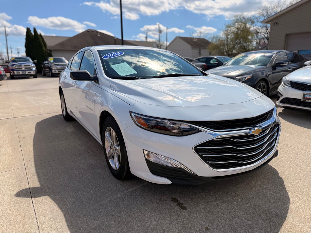 2023 Chevrolet Malibu Image 1