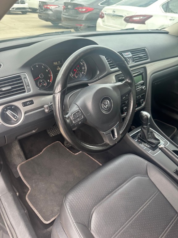 2015 Volkswagen Passat Image 12