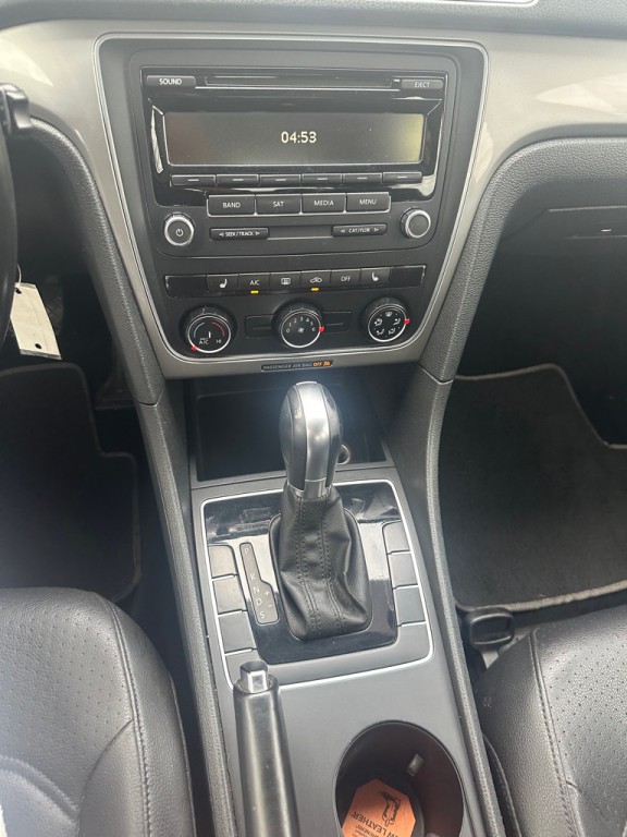 2015 Volkswagen Passat Image 13
