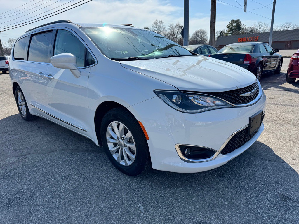 2017 Chrysler Pacifica Image 3