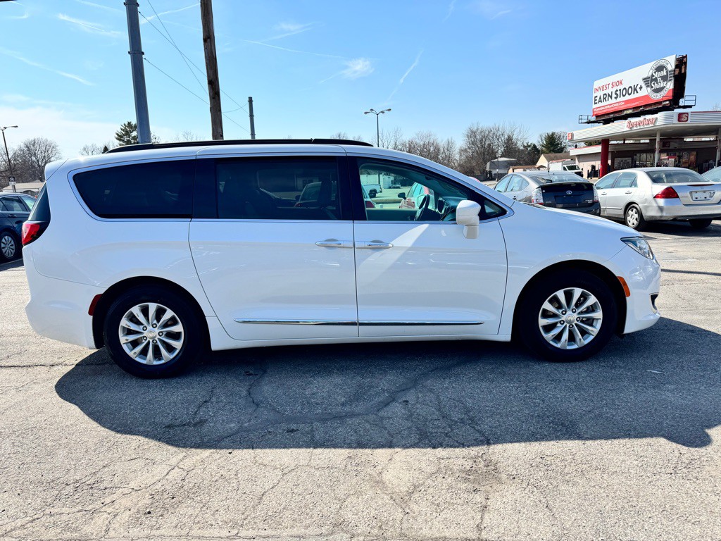 2017 Chrysler Pacifica Image 4